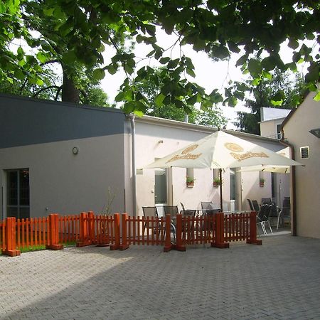 Penzion A Caferestaurant U Lavky Chrudim Luaran gambar