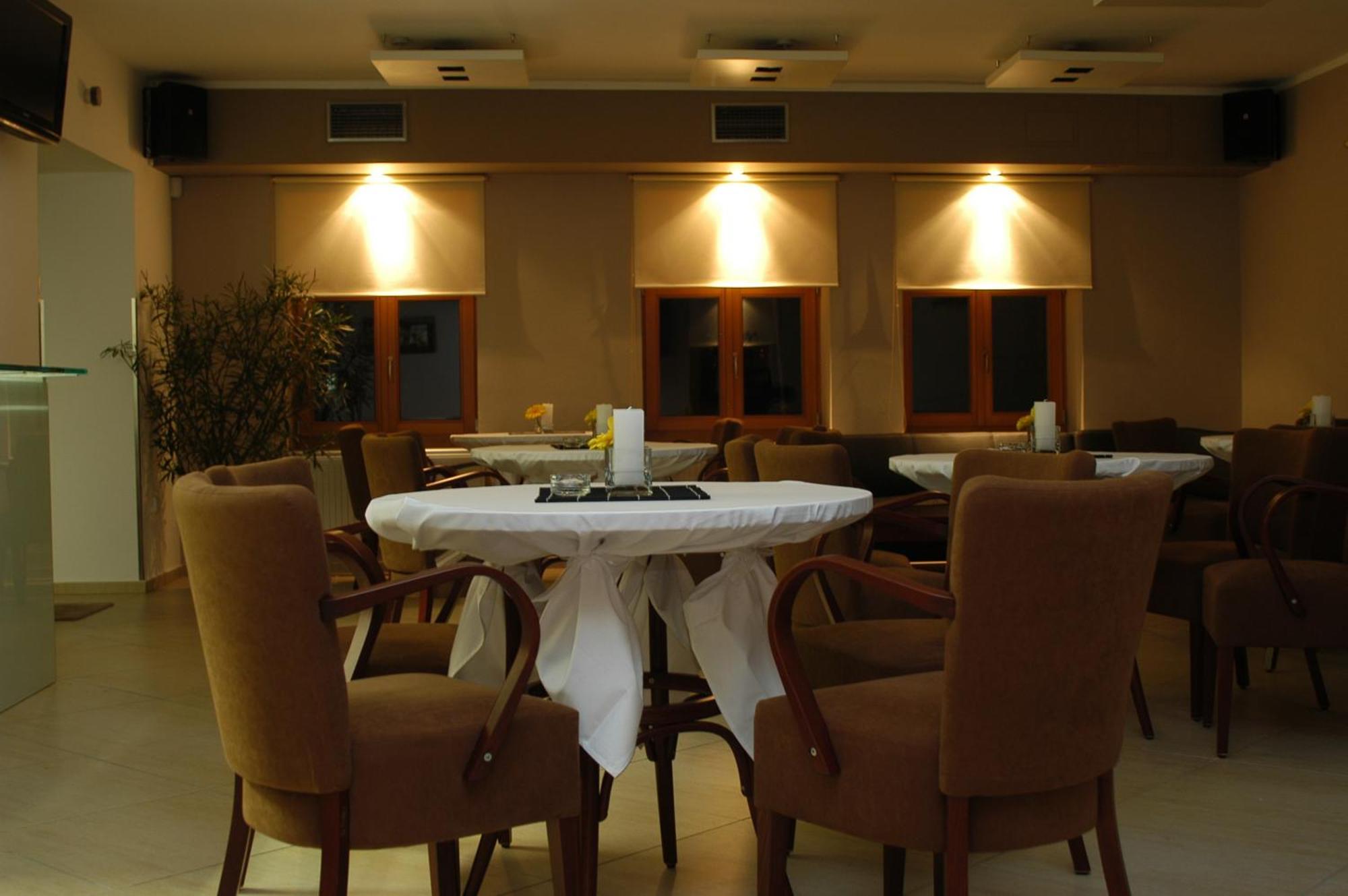 Penzion A Caferestaurant U Lavky Chrudim Luaran gambar