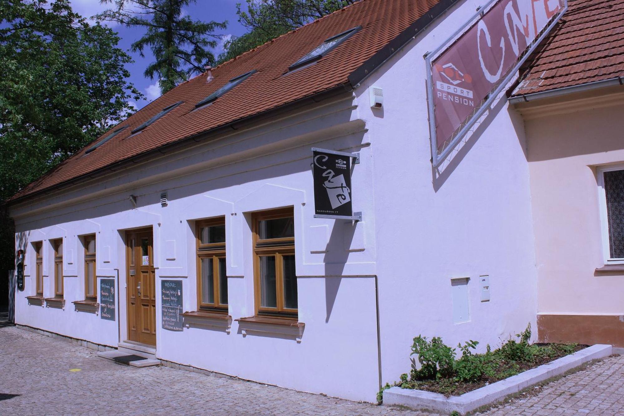Penzion A Caferestaurant U Lavky Chrudim Luaran gambar