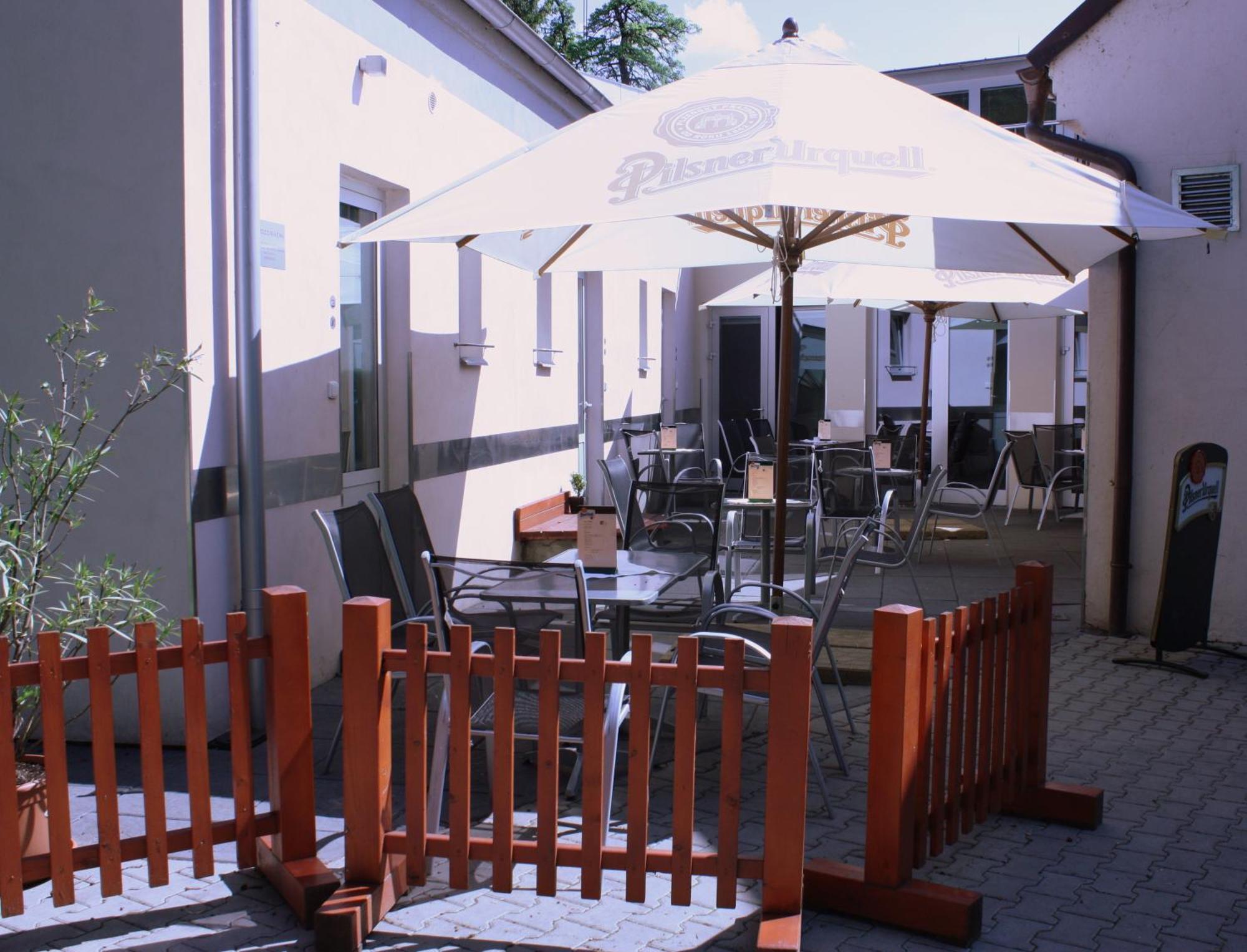 Penzion A Caferestaurant U Lavky Chrudim Luaran gambar