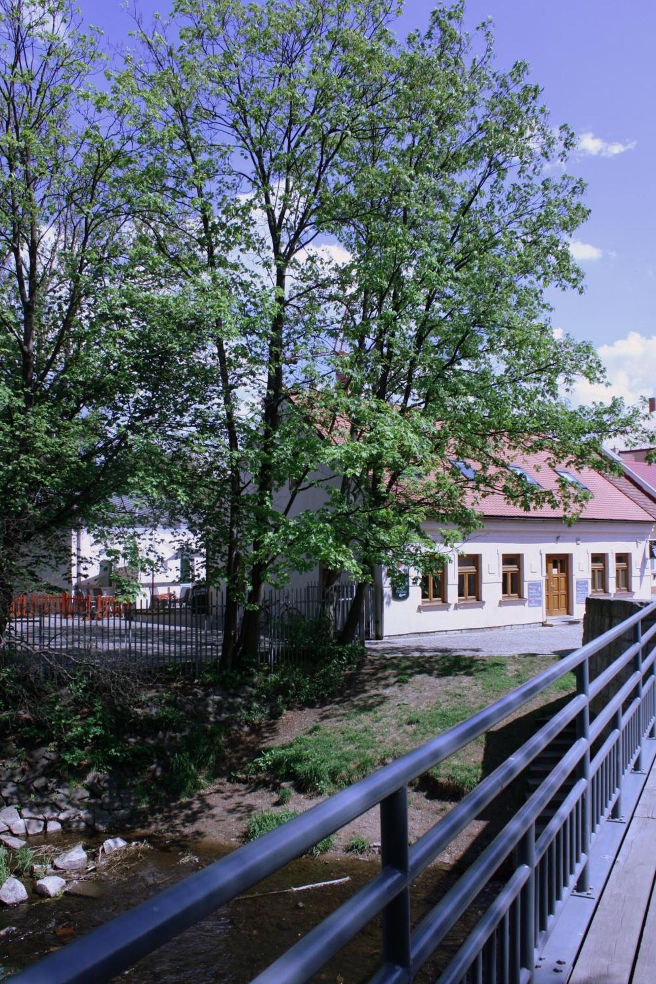 Penzion A Caferestaurant U Lavky Chrudim Luaran gambar
